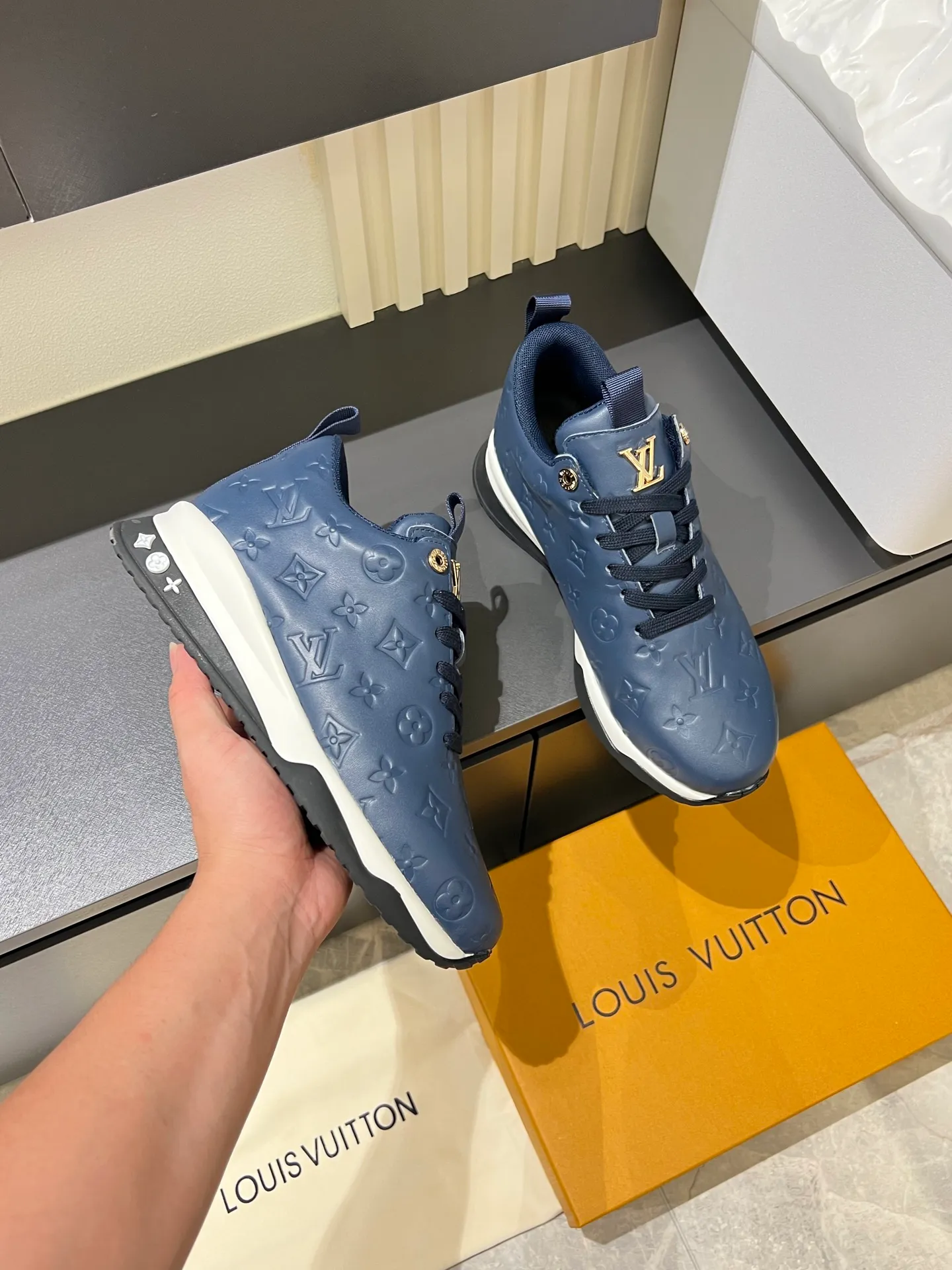 p520 "LOUI* VUITTO*" popular men's casual shoes, genuine development in Italy💯purchasing level quality✔️The upper is made of first-layer cowhide, comfortable and soft sheepskin feet⚡️Fashionable and versatile, the toe last shape is firm and full, and the soles are made from original LV molds and can be freely entered and exited the counter. Light and comfortable on the feet~Purely handmade, details determine quality! Size:39-44!